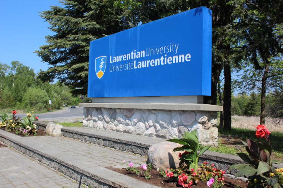 Tại Sao Nên Chọn Đại Học Laurentian Ở Canada?