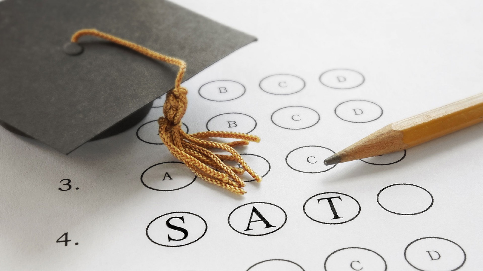 Có cần thi SAT để xin vào các trường đại học ở Canada không?